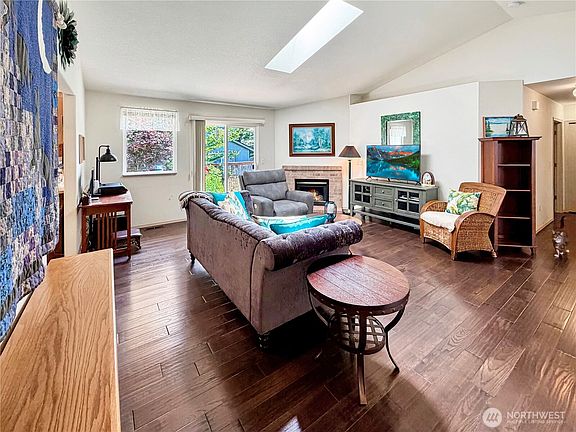 3rd image of 1620 Springfield Court NE