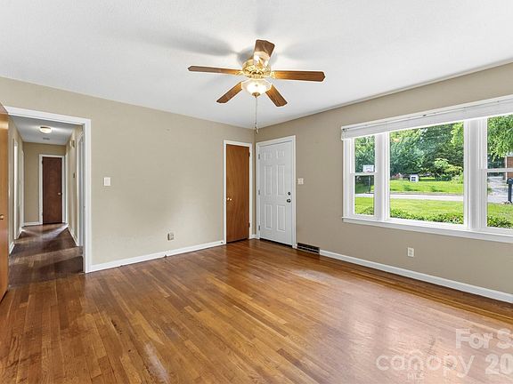 5th image of 609 Temple Dr