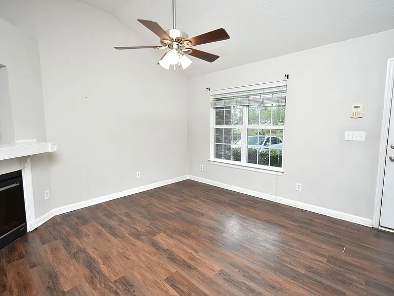 3544 Mutimer Dr — Photo 2