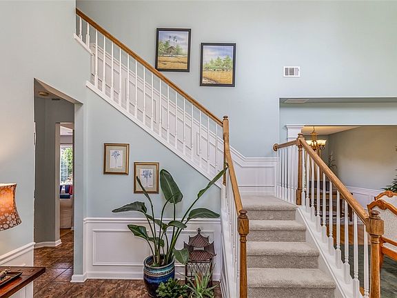 4th image of 303 Collingsworth Ln