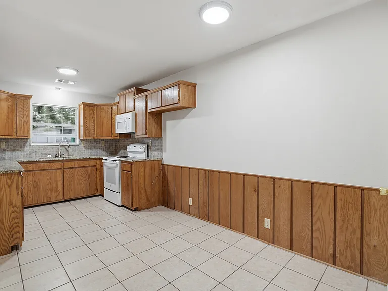 106 N Shaw St — Photo 16