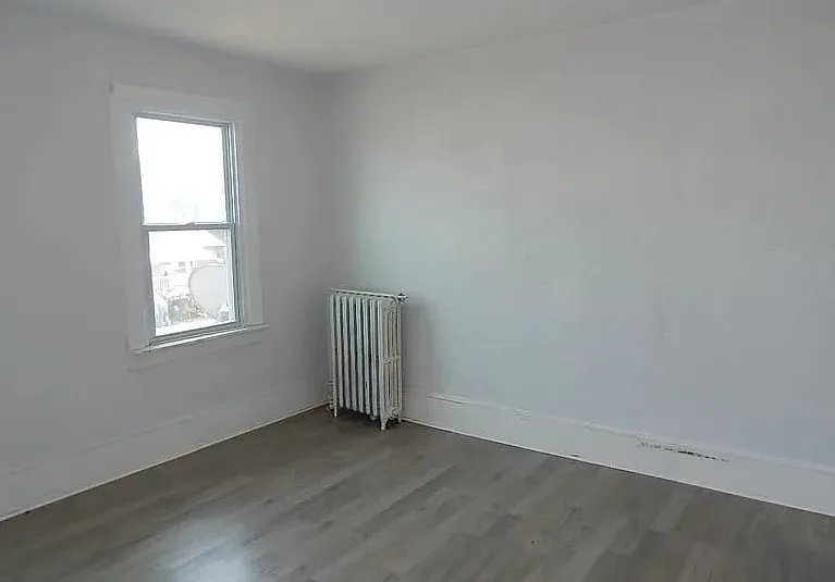 3 bed, $1,200 — Photo 2