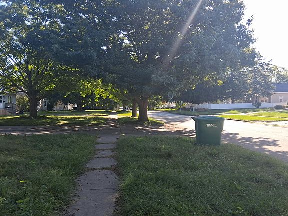 4th image of 1123 Garst Ave