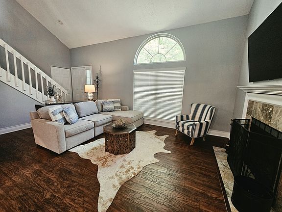 3rd image of 1204 N Knollwood Dr