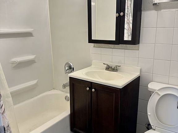 5th image of 27 King Arthur Ct APT 10