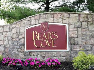 105 Windsor Ln, Ramsey, NJ 07446