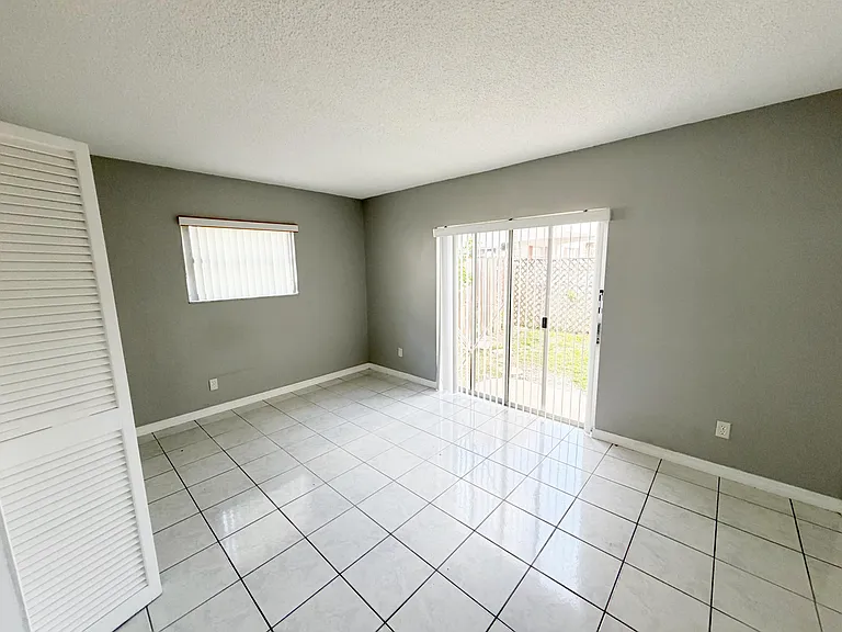 320 SW 1st St — Photo 18