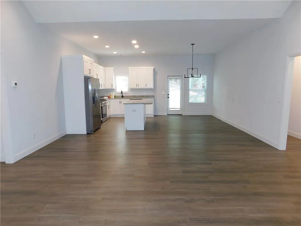 3 bed, 2.5 bath, 1985 sqft, $2,395 — Photo 3