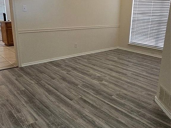 3rd image of 2205 Chapman Dr