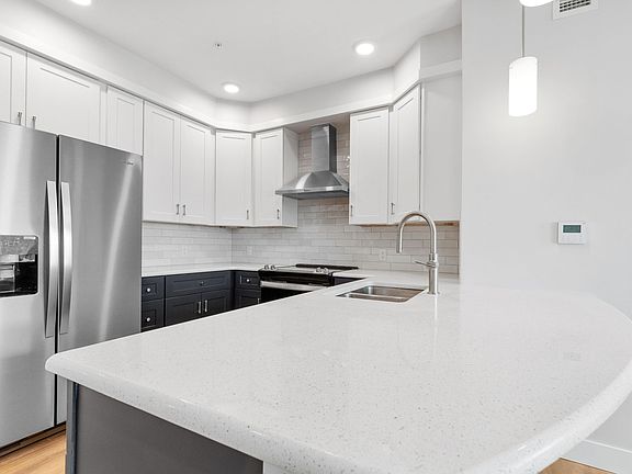 5th image of 903 Main St #202