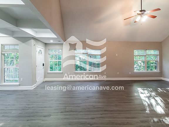 1053513_004_living_room_13771315.jpg
