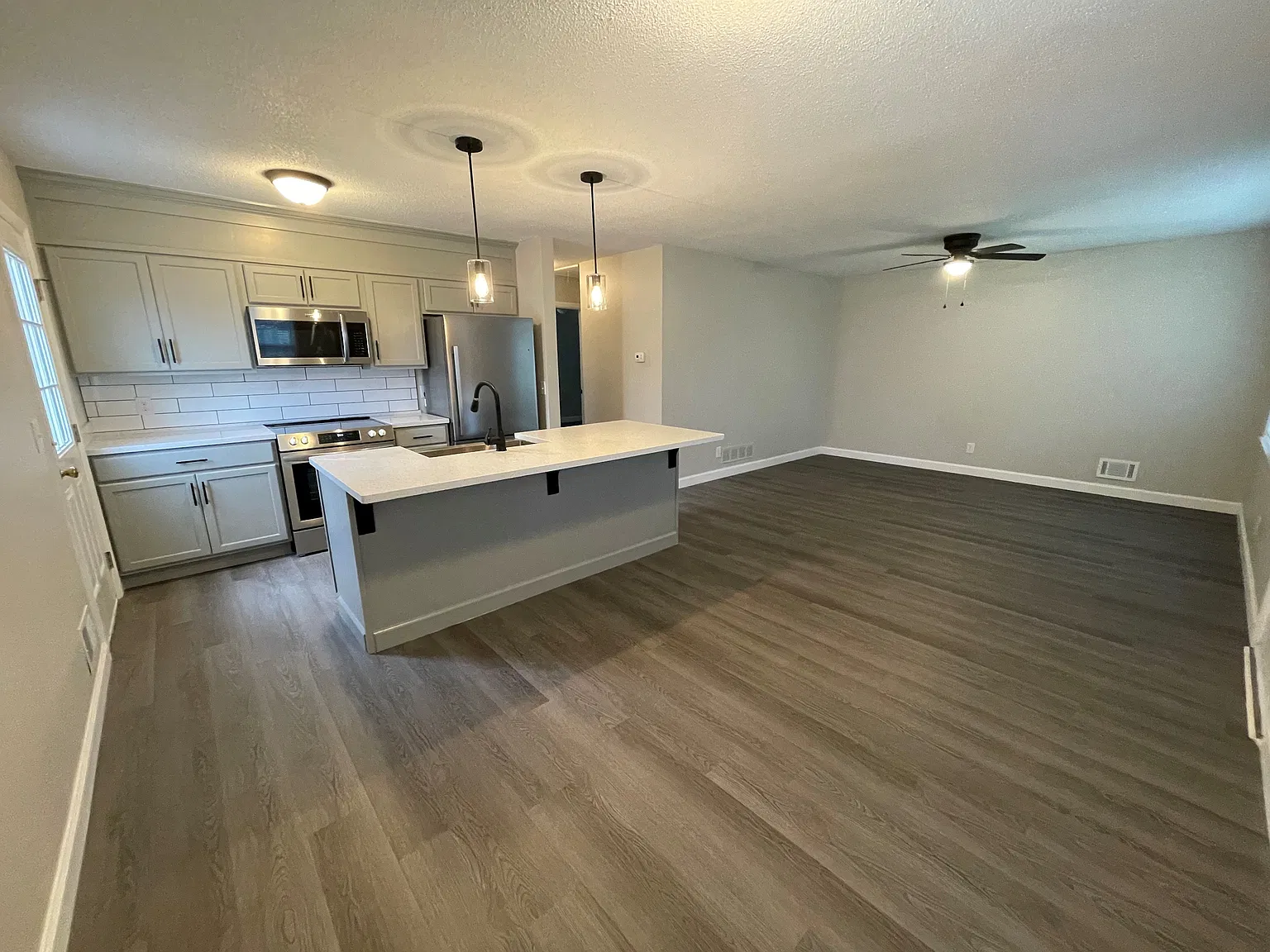 2 bed, 840 sqft, $1,300 — Photo 2