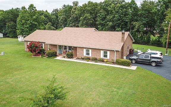 3rd image of 3948 Holly Springs Dr