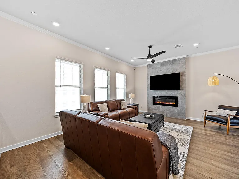 220 John Webster St — Photo 8