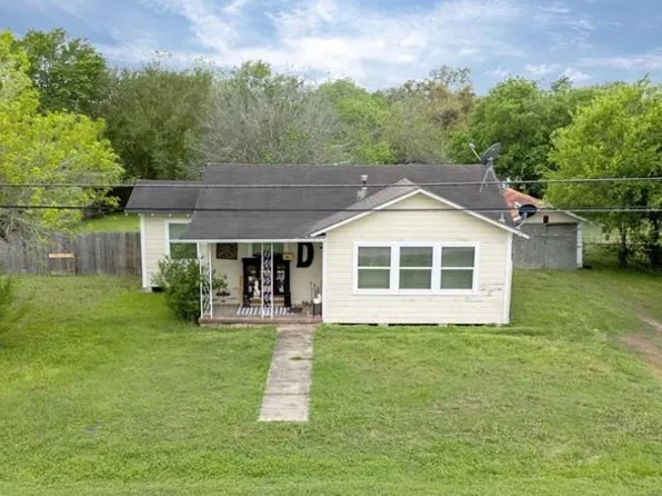 704 Maple St, Yoakum, TX 77995