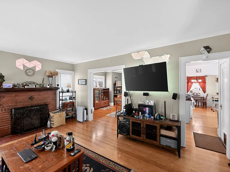 151 Wolcott Ave — Photo 9