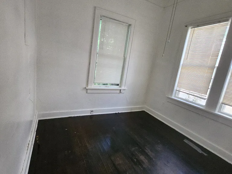 410 E 9th St — Photo 7