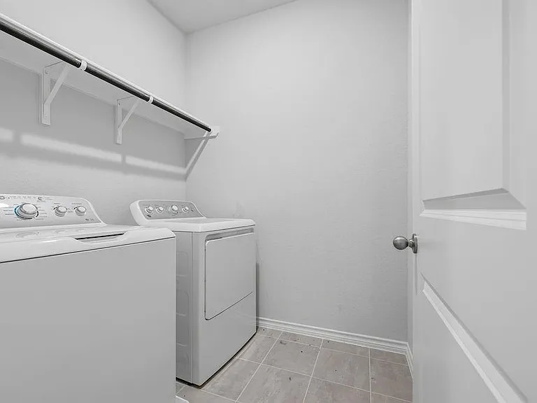 245 Leeland Dr — Photo 27
