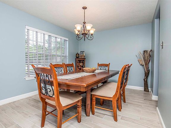 5th image of 26885 Kings Crescent Dr