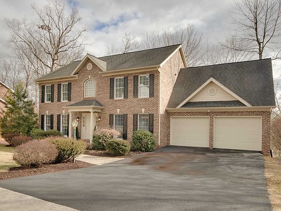 3rd image of 1071 Wyndham Dr