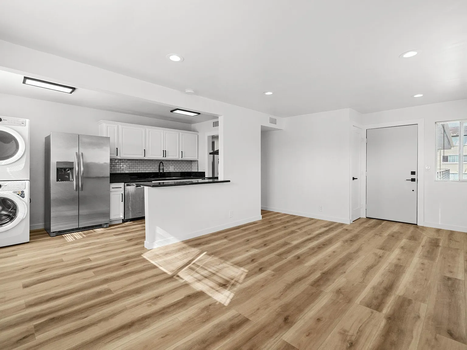 3 bed, 1000 sqft, $4,750 — Photo 2
