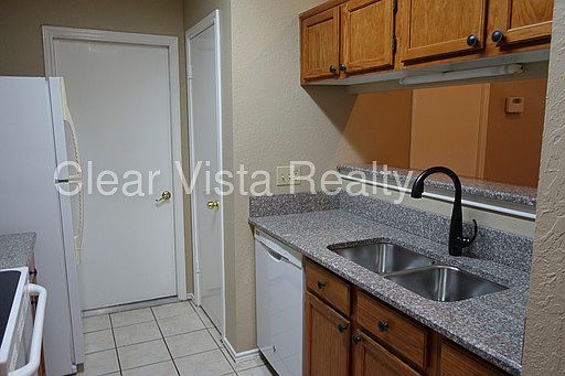 3rd image of 5911 Parkwood Dr