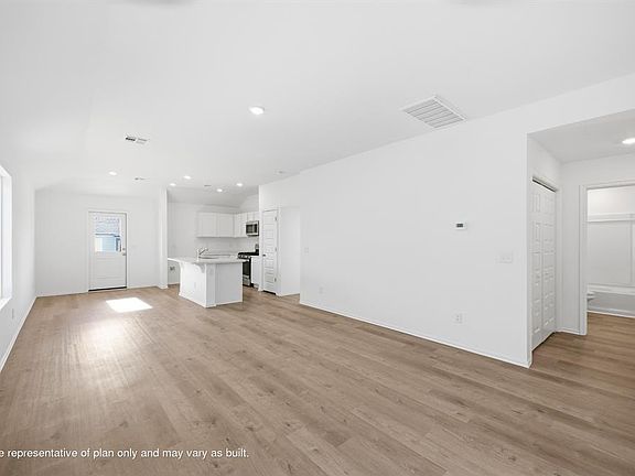 2nd image of 1202 Saddle Dr