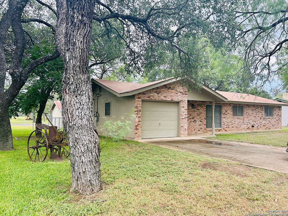 1st image of 204 SKYLARK DR
