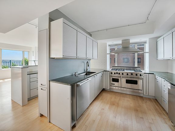 5th image of 60 Sutton Pl S #18BN