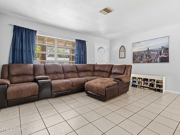3rd image of 585 Sunrise Dr S
