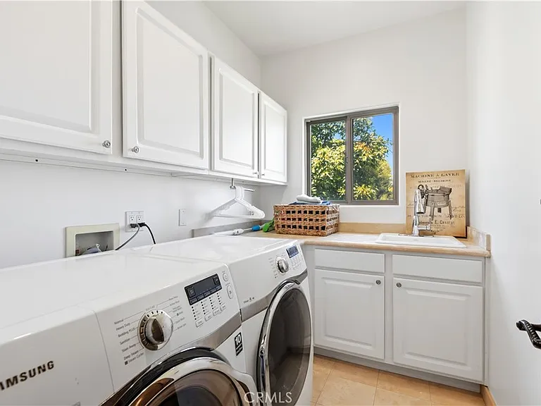 1207 Harkness Ln — Photo 17