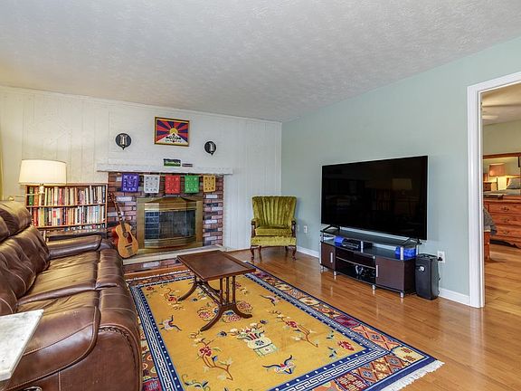 3rd image of 169 Exchange Avenue
