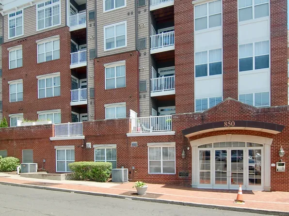 850 E Main St APT 220, Stamford, CT 06902