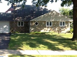 10 Hydrangea Rd, Levittown, PA 19056