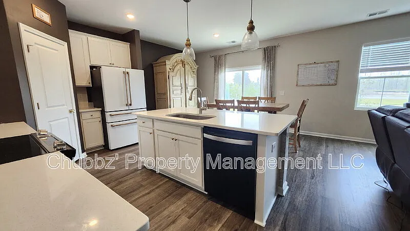 4 bed, 2.5 bath, 1953 sqft, $2,950 — Photo 3