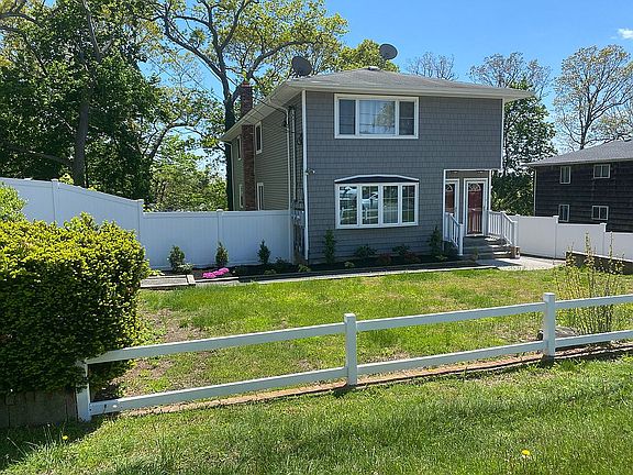 3rd image of 58-60 Blydenburgh Ave