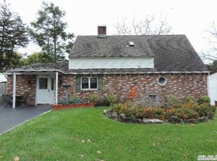 86 Hearth Ln, Westbury, NY 11590