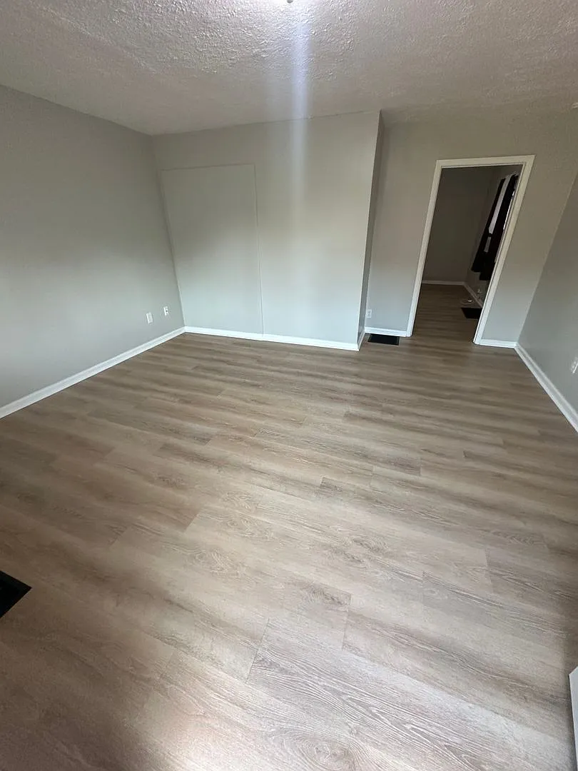Newly Renovated 2 Bedroom, 1 Bath Fenced Backyard — Photo 2