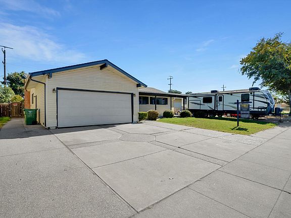 4th image of 2828 Cabrillo Dr
