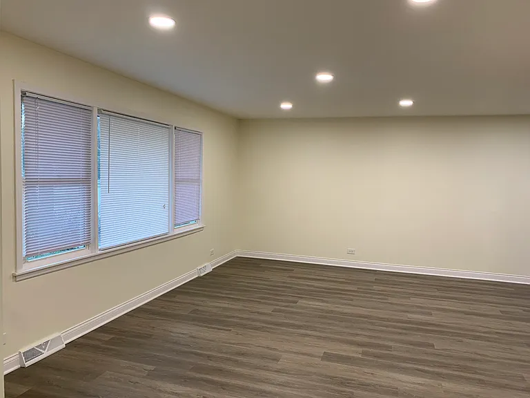 1000 E Irving Park Rd — Photo 6