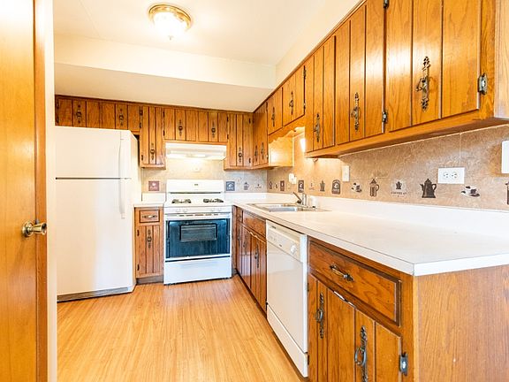 4th image of 16733 Forest Ave APT 1S