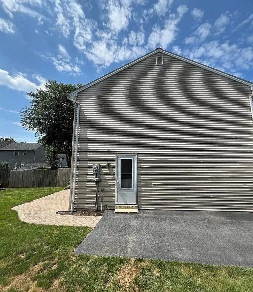 3 bed, 1.5 bath, 1296 sqft, $2,200 — Photo 3