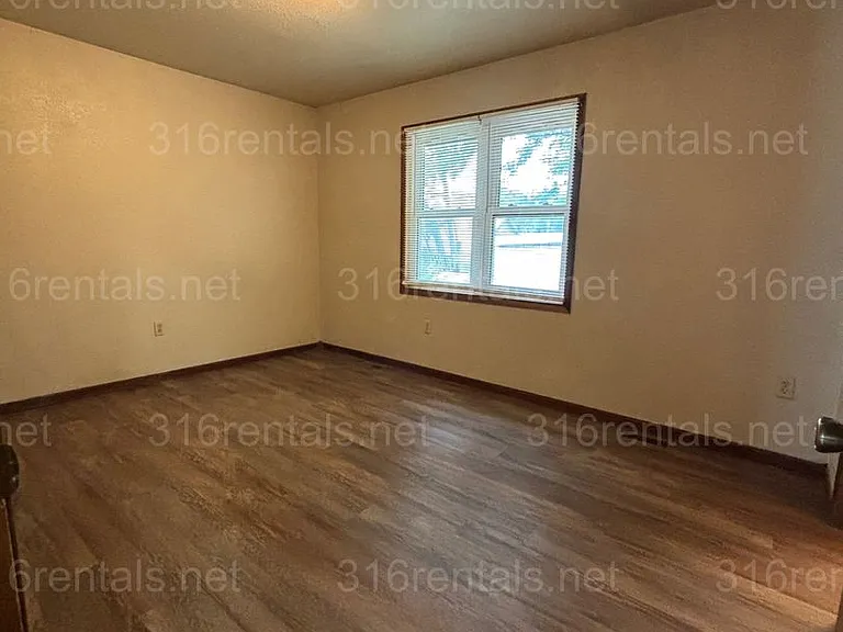 1010 S Topeka St — Photo 3