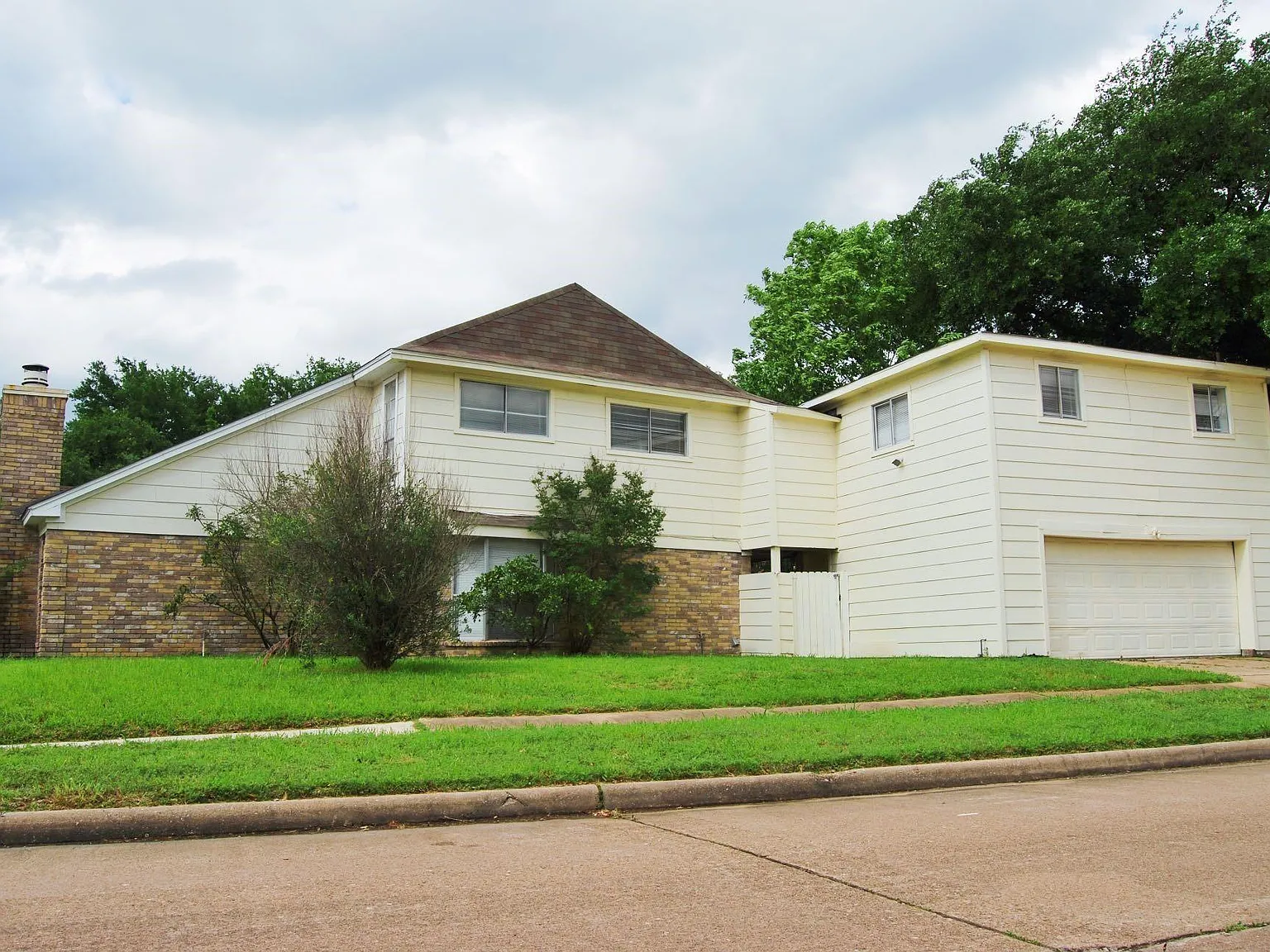 6 bed, 3.5 bath, 2717 sqft, $2,100 — Photo 1
