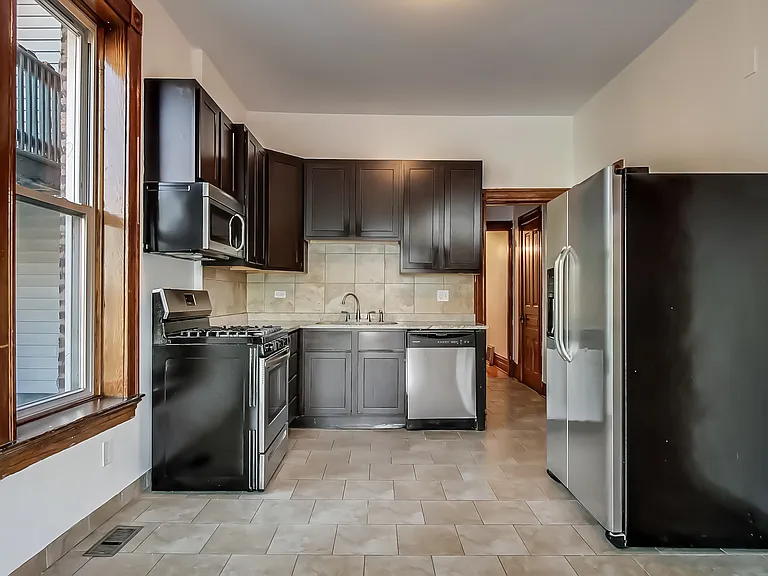 1138 W Addison St #1 — Photo 5