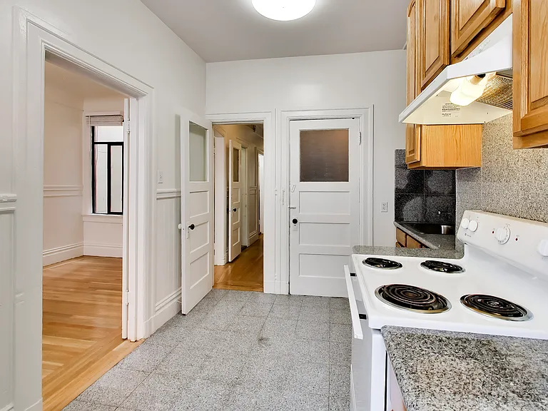 1558 Stockton St — Photo 7