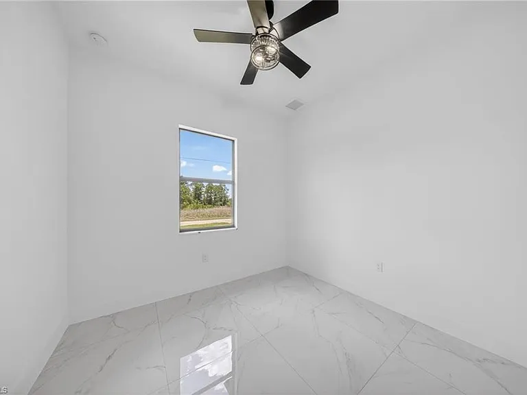 1213 Dodwin St E — Photo 13