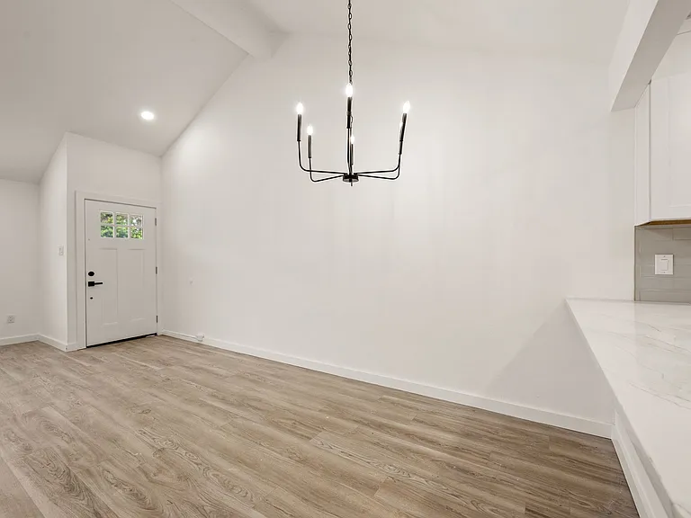 802 Rock Creek Dr — Photo 4