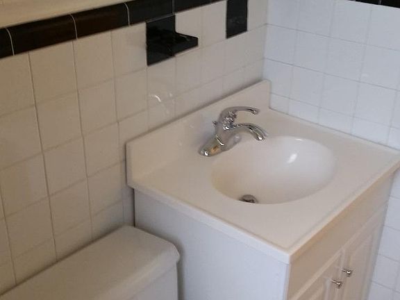 5th image of 914 Jefferson St APT 1