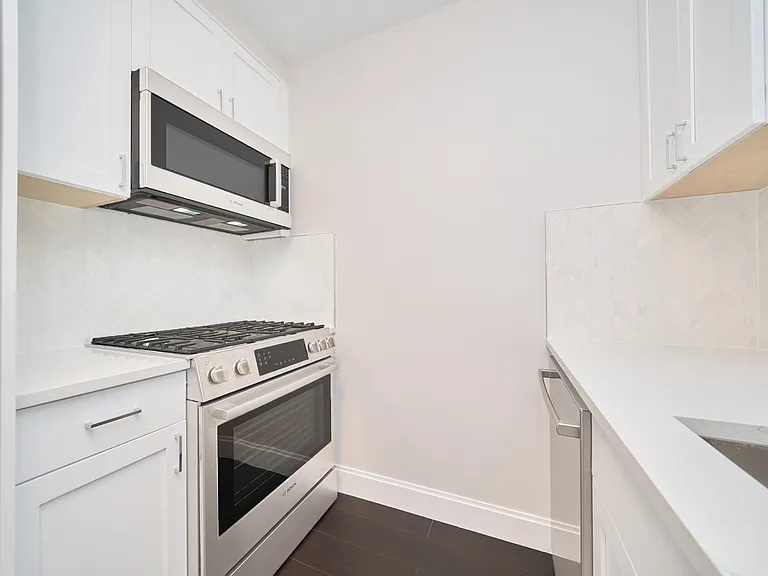 160 Riverside Blvd #12C — Photo 8